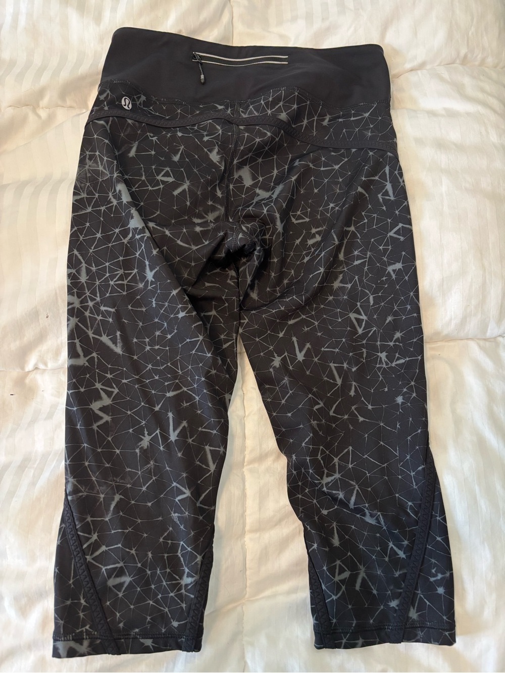 Lululemon Black and Gray Patterned Cropped Leggings Size 6